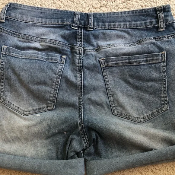 Platinum jean shorts, perfectly faded, can be worn with raw edge or rolled up - Picture 7 of 12
